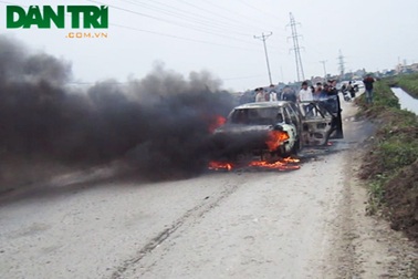 Xe ô tô vấp ổ gà bốc cháy trơ khung