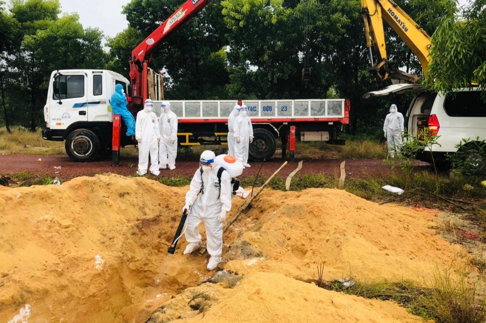 Không trắng lãnh đạo sau việc bí thư, chủ tịch chôn cất nạn nhân Covid-19 - 2 Không trắng lãnh đạo sau việc bí thư, chủ tịch chôn cất nạn nhân Covid-19 - 2
