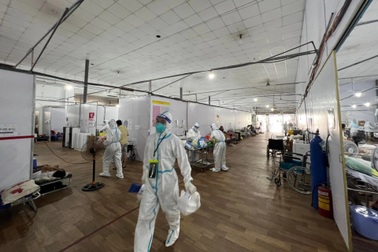 Gia tăng F0, một BV dã chiến ở TPHCM phải kê thêm ghế bố