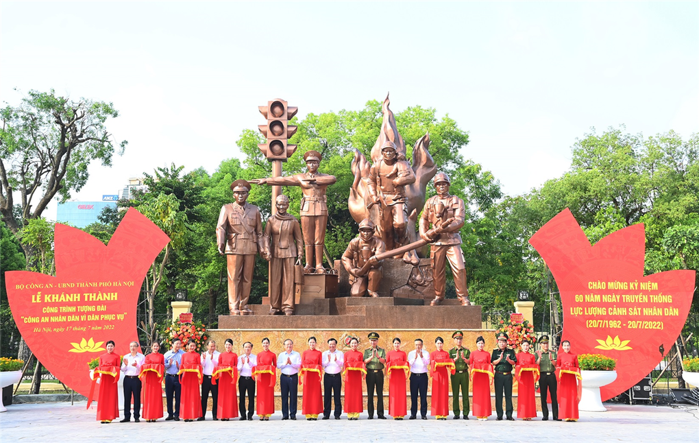 Khánh thành tượng đài Công an nhân dân vì dân phục vụ - 4 Khánh thành tượng đài Công an nhân dân vì dân phục vụ - 4