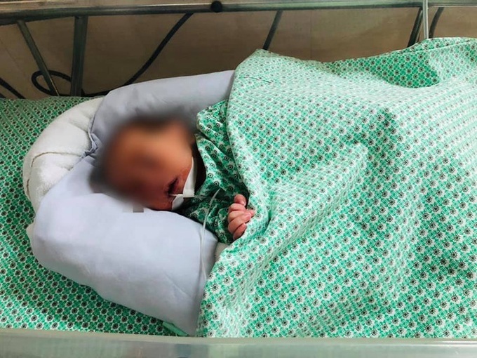 Bé sơ sinh bị bỏ rơi trong khe tường hẹp giữa 2 nhà dân: Sau 7 ngày sẽ cho nhận nuôi nếu không tìm được người thân - Ảnh 1. Bé sơ sinh bị bỏ rơi trong khe tường hẹp giữa 2 nhà dân: Sau 7 ngày sẽ cho nhận nuôi nếu không tìm được người thân - Ảnh 1.