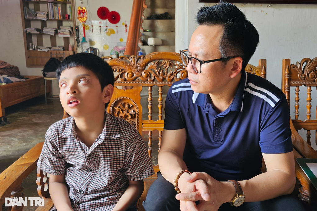 Nhờ độc giả Dân trí, con trai tôi có thêm cơ hội cứu chữa đôi mắt - 3 Nhờ độc giả Dân trí, con trai tôi có thêm cơ hội cứu chữa đôi mắt - 3