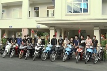 Bắt nhóm thanh niên đi xe máy, cầm dao chọc ghẹo người đi đường