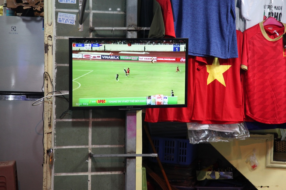 Tình yêu bóng đá mọi lúc mọi nơi của người Hà Nội - 4 Tình yêu bóng đá mọi lúc mọi nơi của người Hà Nội - 4