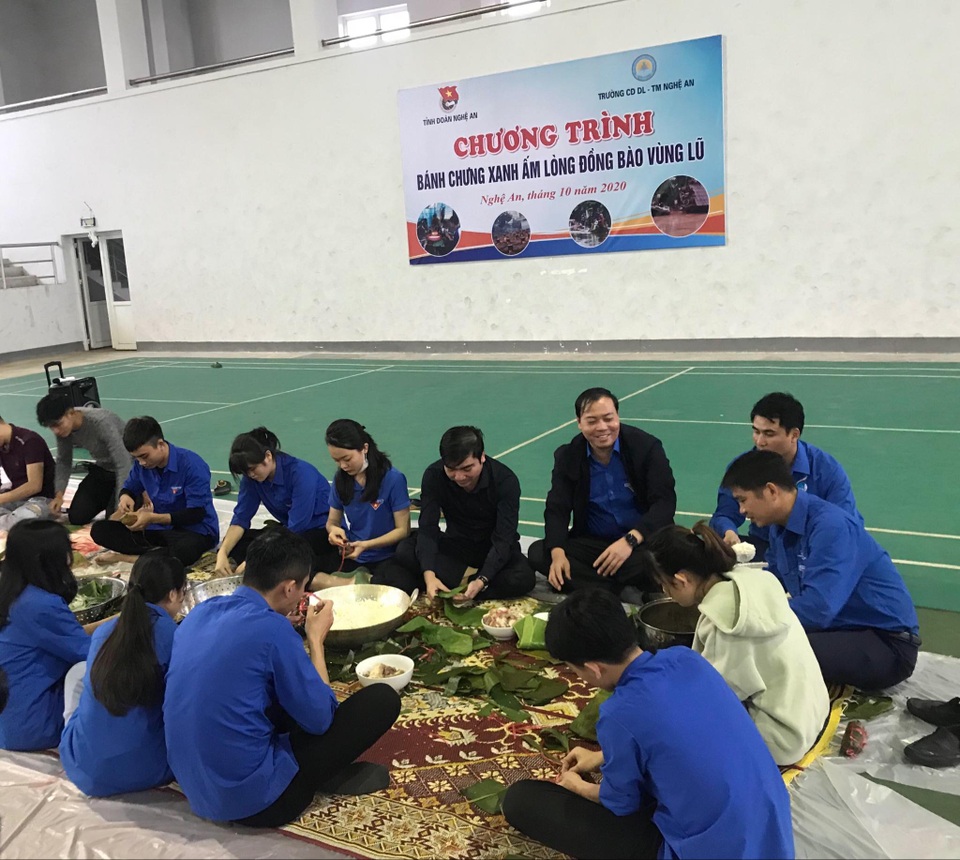 Tuổi trẻ xứ Nghệ gửi hơi ấm tới đồng bào vùng lũ - 3 Tuổi trẻ xứ Nghệ gửi hơi ấm tới đồng bào vùng lũ - 3