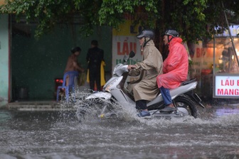 Dải hội tụ nhiệt đới nối với bão Kalmaegi gây mưa lớn ở TPHCM