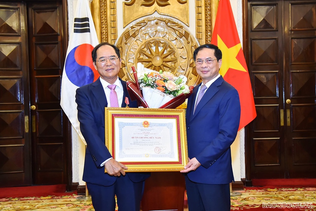 Đại sứ Hàn Quốc tại Việt Nam nhận Huân chương Hữu nghị - 1 Đại sứ Hàn Quốc tại Việt Nam nhận Huân chương Hữu nghị - 1