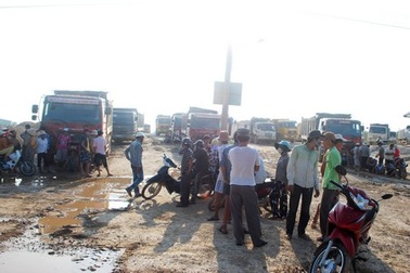 Dân chặn xe vì quá bụi, gần 100 xe chở đất “tê liệt”