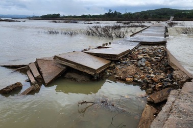 Lũ cuốn trôi cầu, tuyến giao thông huyết mạch bị chia cắt gần một tháng