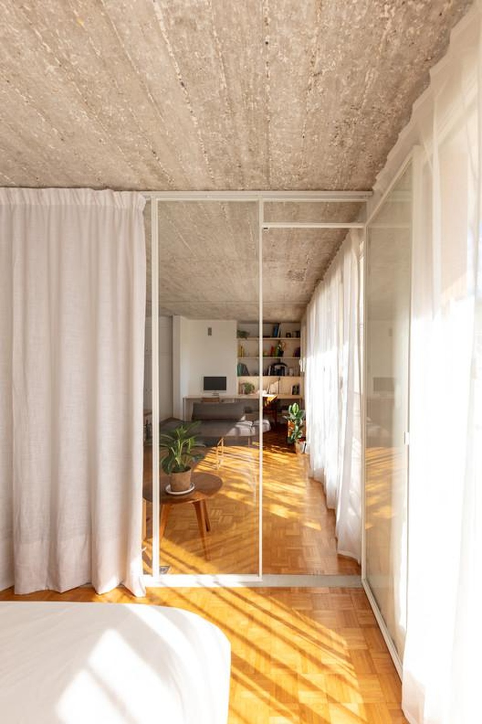 Bất ngờ: Căn hộ 42 m2 rộng gấp đôi chỉ nhờ... những tấm rèm - 7 Bất ngờ: Căn hộ 42 m2 rộng gấp đôi chỉ nhờ... những tấm rèm - 7
