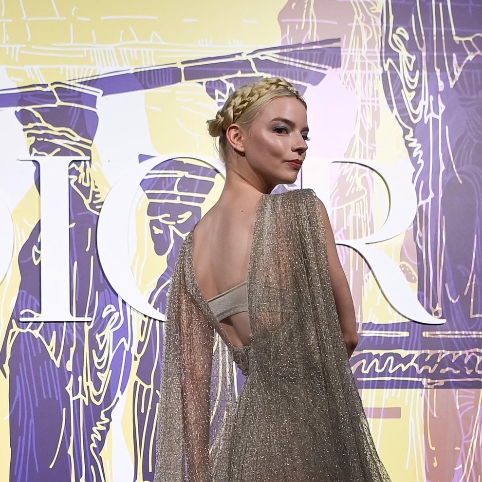 Minh tinh mới nổi Anya Taylor-Joy khoe chân dài trên phố - 7 Minh tinh mới nổi Anya Taylor-Joy khoe chân dài trên phố - 7