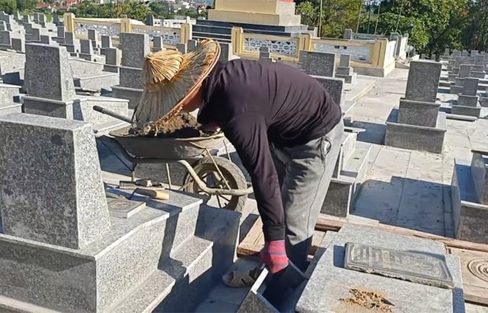 Hà Tĩnh: Đội nắng nóng khoác áo mới cho các phần mộ liệt sỹ - 1 Hà Tĩnh: Đội nắng nóng khoác áo mới cho các phần mộ liệt sỹ - 1