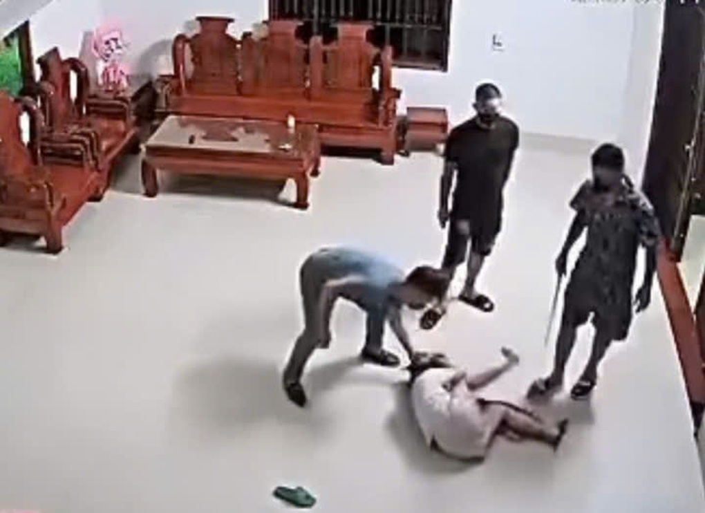 Khởi tố nam thanh niên xông vào nhà hành hung người phụ nữ giữa đêm - 2 Khởi tố nam thanh niên xông vào nhà hành hung người phụ nữ giữa đêm - 2