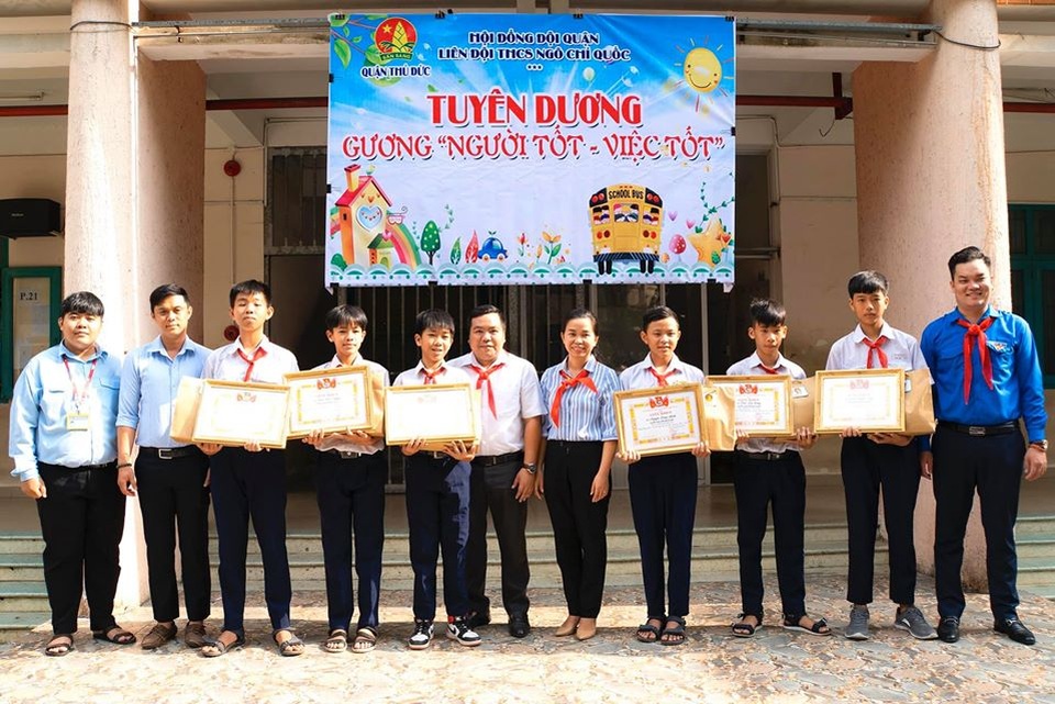 Nhặt được cọc tiền lớn, nhóm nam sinh nhờ công an tìm người đánh rơi - 3 Nhặt được cọc tiền lớn, nhóm nam sinh nhờ công an tìm người đánh rơi - 3