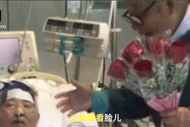 Nghẹn ngào cụ ông 81 tuổi hát tình ca cho vợ hôn mê