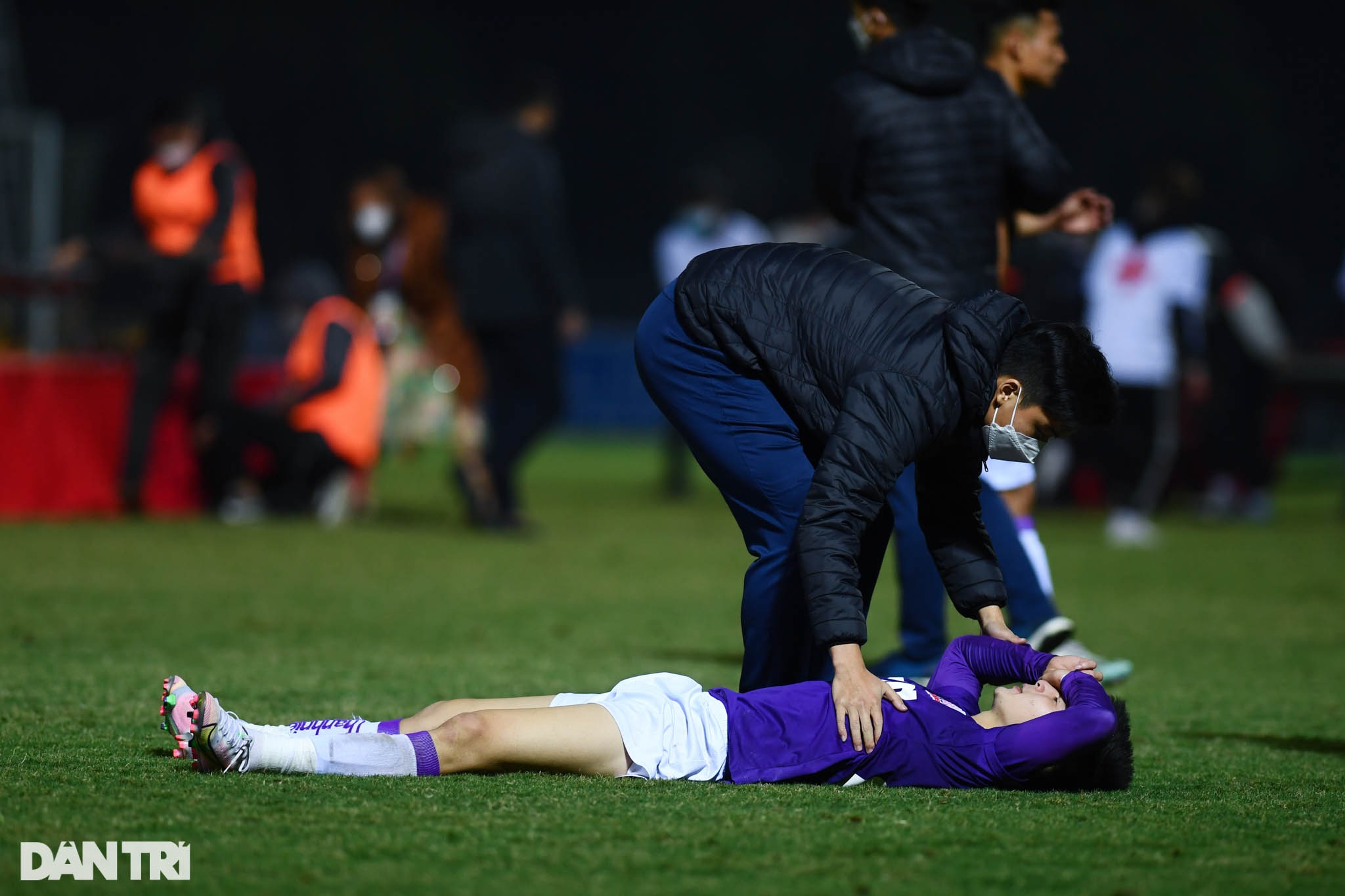 Cầu thủ U21 Hà Nội ngậm ngùi bật khóc sau trận thua chung kết U21 Quốc gia - 16 Cầu thủ U21 Hà Nội ngậm ngùi bật khóc sau trận thua chung kết U21 Quốc gia - 16