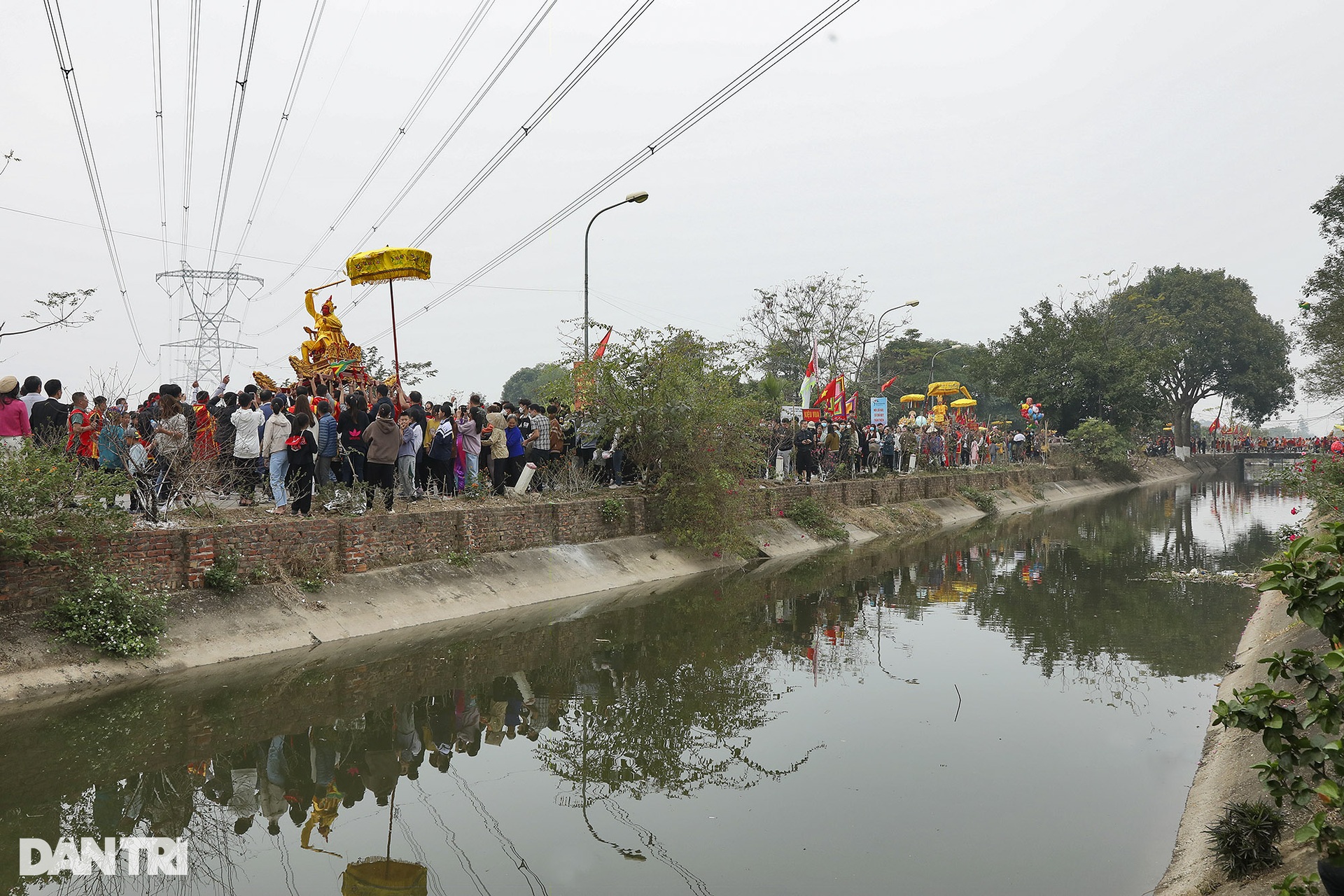 Tái hiện sinh động vua, chúa, quan tứ trụ về bái yết trong lễ hội ở Hà Nội - 9 Tái hiện sinh động vua, chúa, quan tứ trụ về bái yết trong lễ hội ở Hà Nội - 9