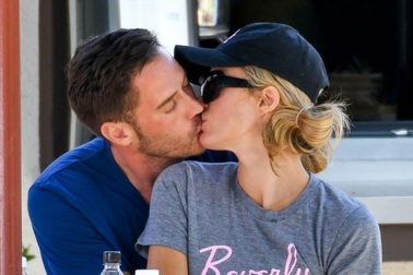 Paris Hilton khen bạn trai mới hết lời