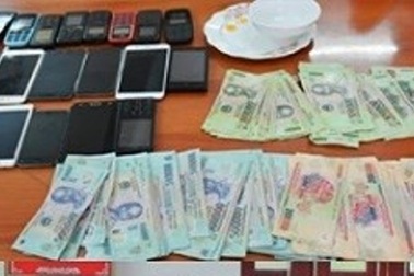 Bắt quả tang hơn chục "con bạc" đang sát phạt nhau
