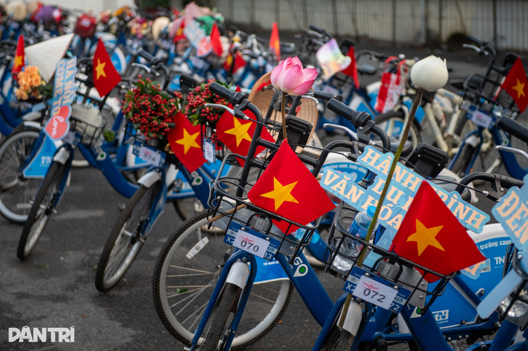 Hàng trăm người mặc áo dài, đạp xe diễu hành trên đường phố Hà Nội - 2 Hàng trăm người mặc áo dài, đạp xe diễu hành trên đường phố Hà Nội - 2