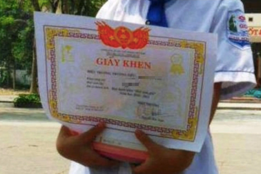 Bí mật xé lòng đằng sau ước mơ "cầm giấy khen" của một bé gái