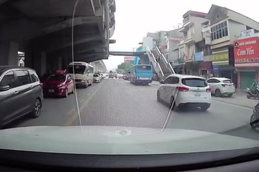 Ô tô chèn ngã xe máy rồi bỏ đi thẳng, lỗi do xe máy sang đường sai chỗ?