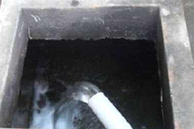 Hai anh em chết đuối trong bể nước của gia đình