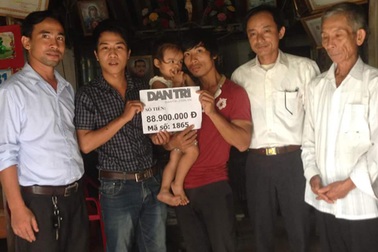 Trao thêm gần 89 triệu đồng tới bé 3 tuổi lịm dần vì không tiền đến viện