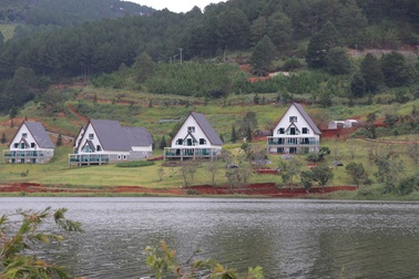 Giải tỏa dãy nhà gỗ xâm phạm Di tích thắng cảnh Quốc gia hồ Tuyền Lâm