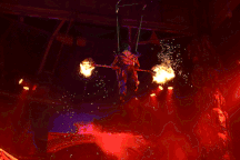 Vở xiếc gây sốt TPHCM: Màn chồng người cao 15m, đu dây múa lửa mãn nhãn