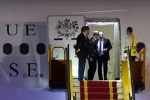 Những hình ảnh đầu tiên của Tổng thống Pháp Hollande tại Hà Nội