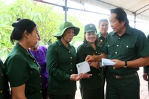 Dâng hương tri ân liệt sỹ, tặng quà thanh niên xung phong khó khăn