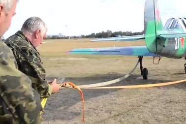 Tay không hãm 2 máy bay cất cánh