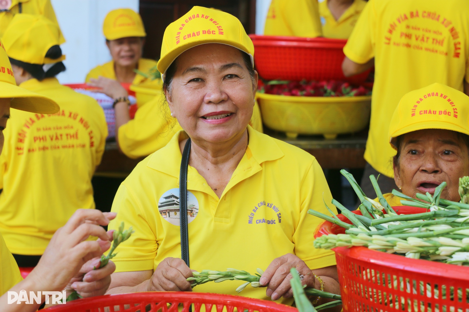 Cận cảnh quá trình nấu 9 loại hoa tắm tượng Bà Chúa Xứ núi Sam - 6 Cận cảnh quá trình nấu 9 loại hoa tắm tượng Bà Chúa Xứ núi Sam - 6