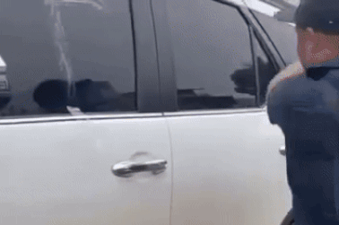 Người dân phá kính, cứu tài xế nghi bị đột quỵ trong ô tô