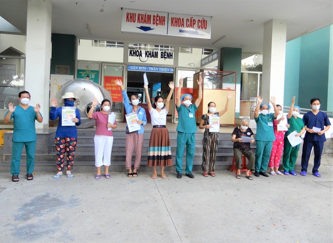 Cụ bà 71 tuổi được chữa khỏi Covid-19: Tôi được các bác sĩ chăm sóc tận tình còn hơn cả người thân - Ảnh 2. Cụ bà 71 tuổi được chữa khỏi Covid-19: Tôi được các bác sĩ chăm sóc tận tình còn hơn cả người thân - Ảnh 2.
