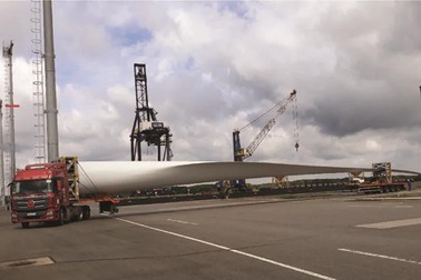 Hành trình vượt núi của những cánh quạt gió lớn nhất Việt Nam