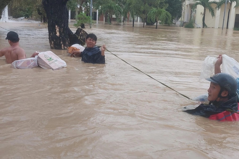 Thầy cô bơi đến trường tiếp tế đồ ăn cho gần 500 học sinh bị ngập - 2