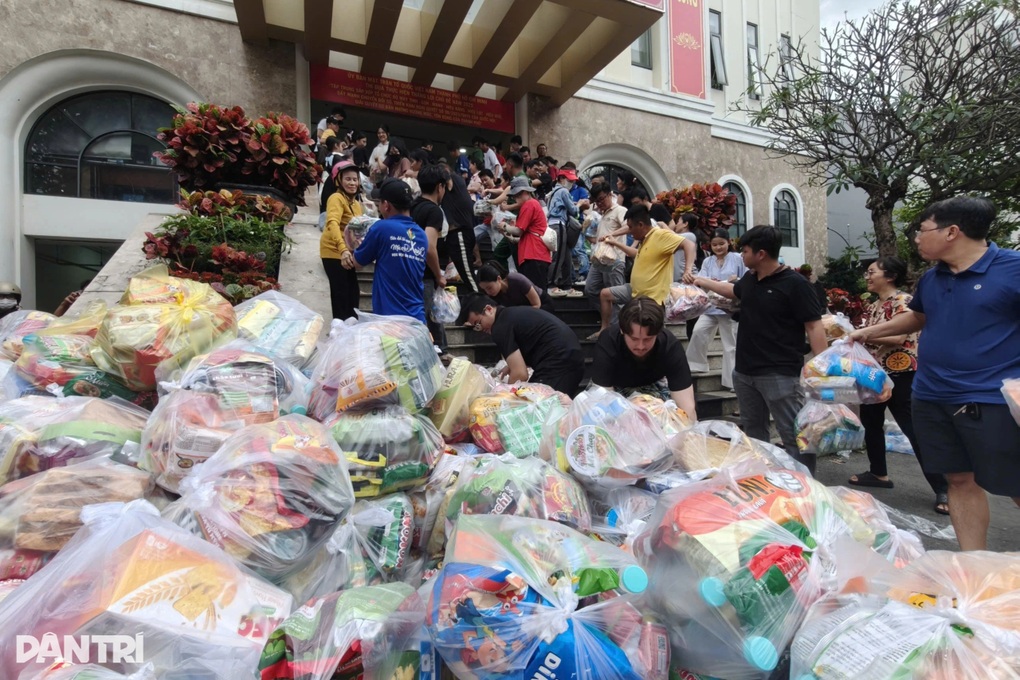 Kho đầy ắp, MTTQ Việt Nam TPHCM dừng tiếp nhận hàng hóa cứu trợ - 1