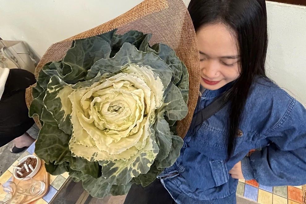 Thị trường hoa 8/3: Nhập cả bắp cải về bán, nhiều loại độc lạ lên ngôi - 2 Thị trường hoa 8/3: Nhập cả bắp cải về bán, nhiều loại độc lạ lên ngôi - 2