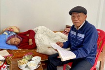 Việc làm khó tin "để không quên mặt chữ" của cụ bà sinh hoạt trên giường