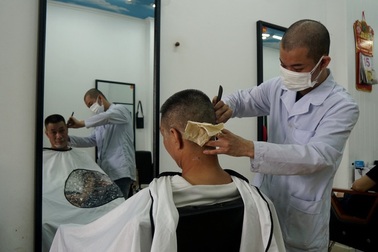 Người dân háo hức đi cắt tóc, ăn sáng sau nhiều ngày "ở yên"