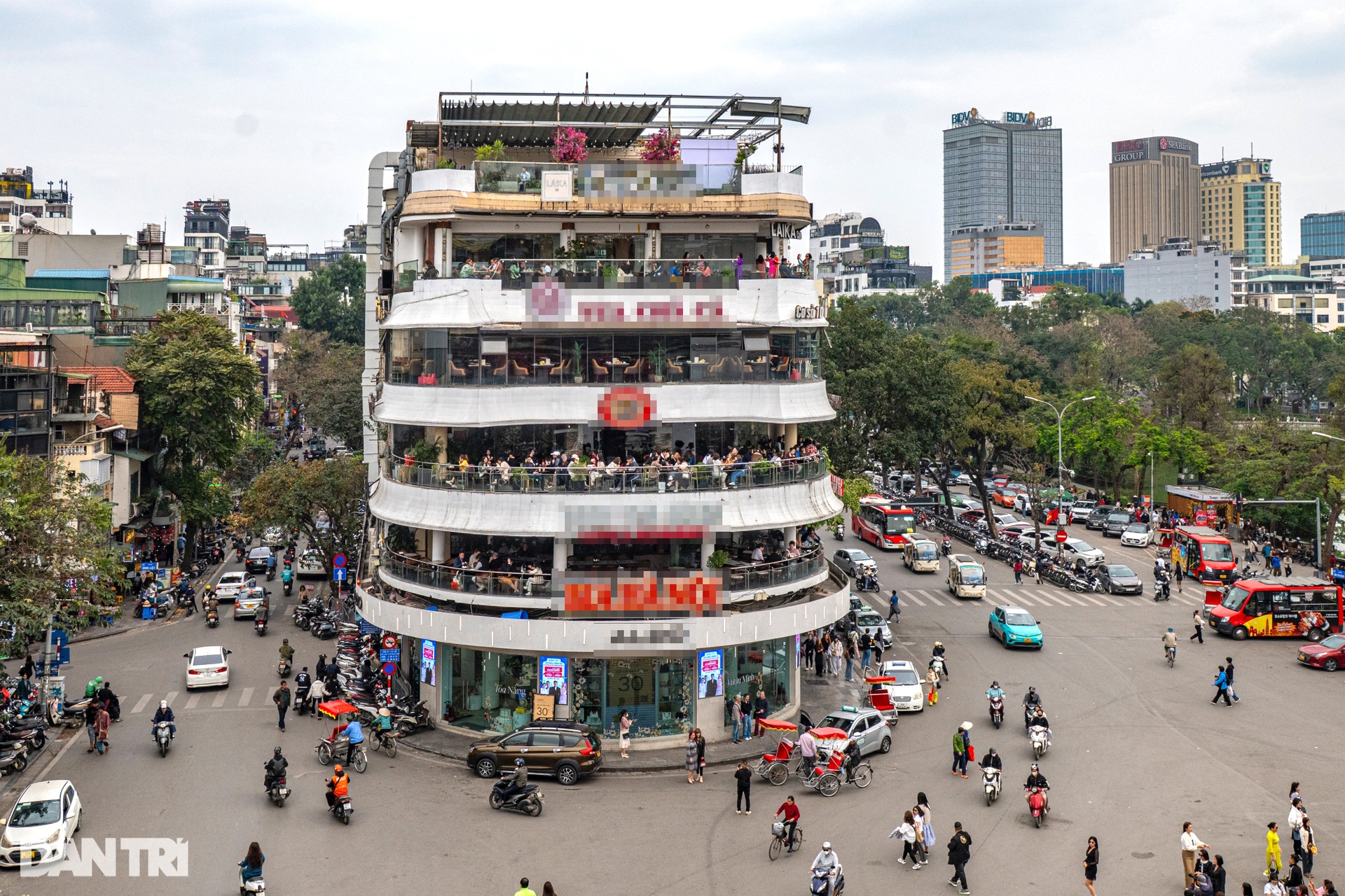 Chị em phụ nữ thướt tha áo dài, quây kín tòa Hàm cá mập chụp ảnh kỷ niệm - 14 Chị em phụ nữ thướt tha áo dài, quây kín tòa Hàm cá mập chụp ảnh kỷ niệm - 14