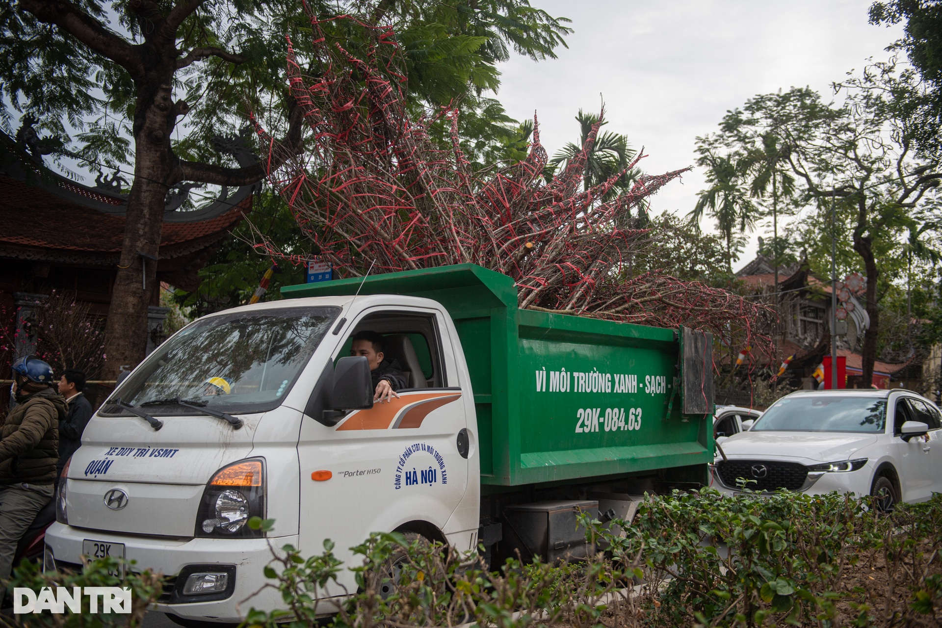 Xe rác thu gom hàng tấn đào ế ở Hà Nội trưa 29 Tết - 6 Xe rác thu gom hàng tấn đào ế ở Hà Nội trưa 29 Tết - 6