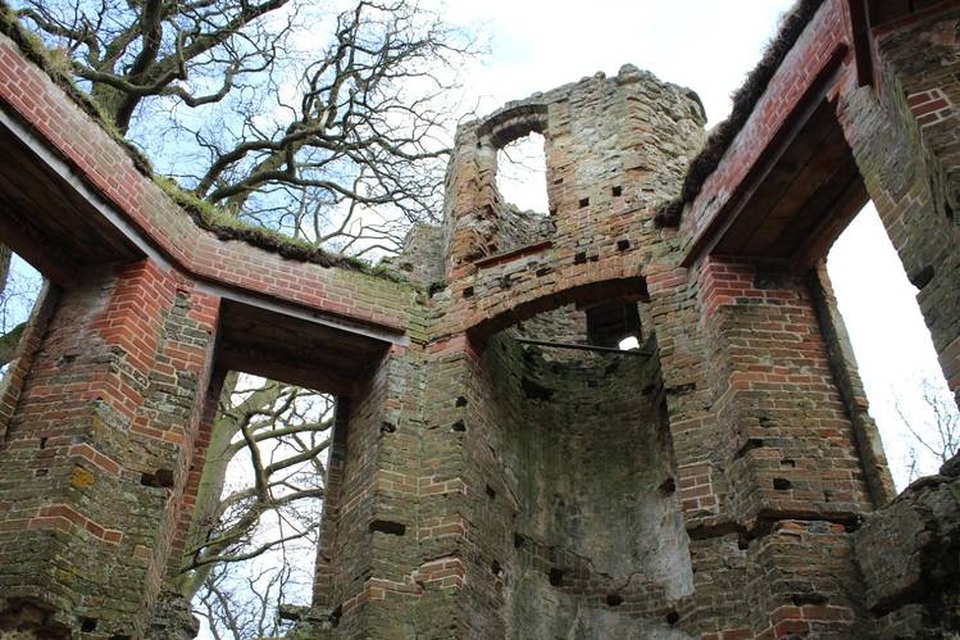 Mua lâu đài cổ tồi tàn hơn 100.000 USD, cải tạo xong giá tăng gấp 10 lần - 4