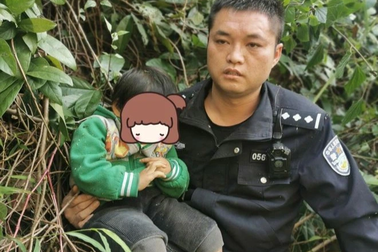 Trung Quốc: Bé gái bị khỉ hoang bắt cóc và bỏ lại trên cây mọc ở vách đá