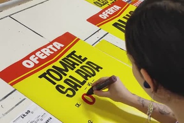 Cô gái gây kinh ngạc với khả năng viết chữ đẹp như in