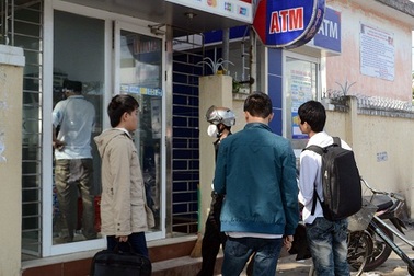 Đi rút tiền ATM, nhận được... lời xin lỗi