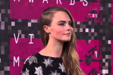 Cara Delevingne khoe dáng thon