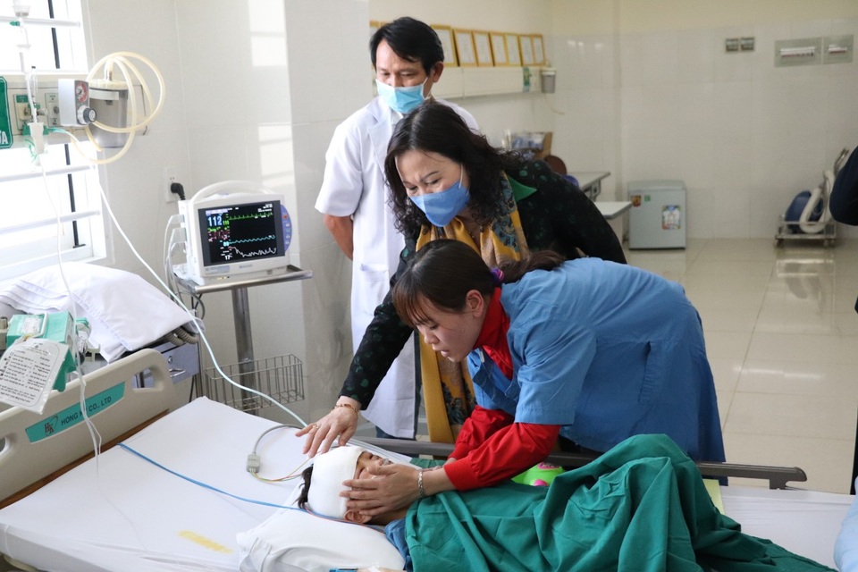 Bộ trưởng Đào Ngọc Dung thăm hỏi, tặng quà cháu bé bị cha chém ở Đắk Lắk - 4 Bộ trưởng Đào Ngọc Dung thăm hỏi, tặng quà cháu bé bị cha chém ở Đắk Lắk - 4